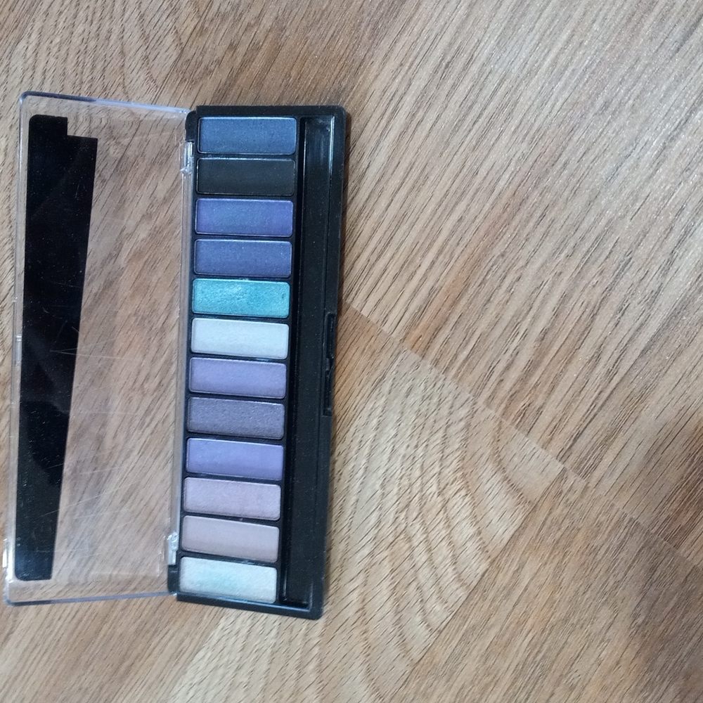 Eyeshadow - Picture 3 of 3